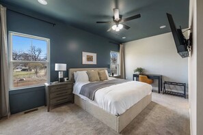2 bedrooms, desk, iron/ironing board, travel cot - Work+Wellness 2BR | Private Gym & Fast Wi-Fi (Manhattan)
