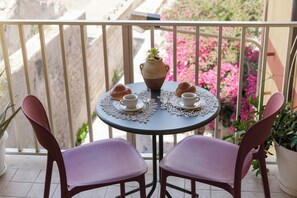 Outdoor dining - Spacious 3-bedroom beachfront apartment (Pozzallo)