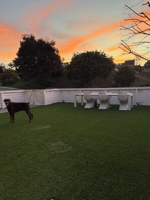 Outdoor dining - Spacious family home with yard and sauna in Solana Beach 5min to beach + freeway (Solana Beach)