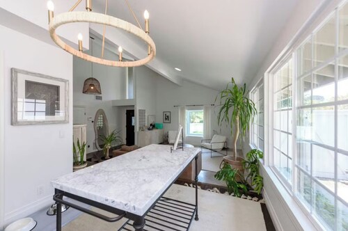 Spacious family home 5min to beach + freeway, perfect for kids + entertaining