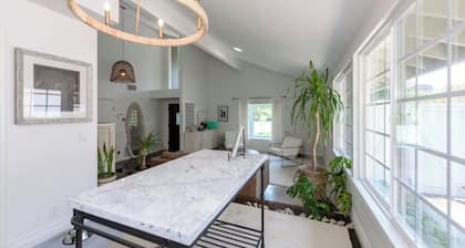 Spacious family home 5min to beach + freeway, perfect for kids + entertaining