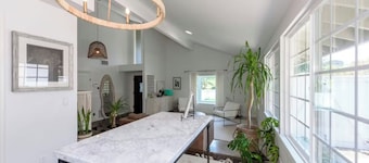 Spacious family home 5min to beach + freeway, perfect for kids + entertaining