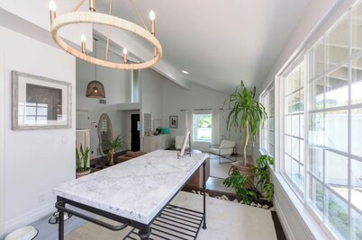 Spacious family home 5min to beach + freeway, perfect for kids + entertaining
