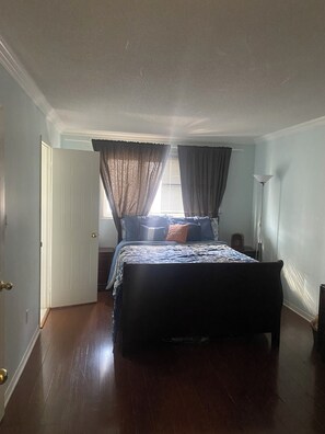 3 bedrooms, WiFi, bed sheets - Stylish Urban Mahogany Getaway With Bright Natural Light" -Centrally Located (Toronto)