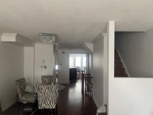 Stylish Urban Mahogany Getaway With Bright Natural Light" -Centrally Located