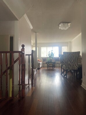 Interior - Stylish Urban Mahogany Getaway With Bright Natural Light" -Centrally Located (Toronto)