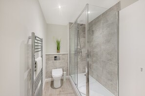 Hair dryer, towels - Aspire Residence Suite - Grampian Lettings (Aberdeen)