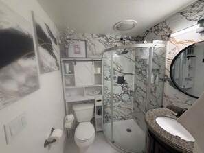 Secadora de cabello, toallas, jabón, papel de baño 