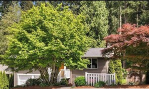 Exterior - "Your Cozy Kirkland Getaway Awaits – Comfort and Charm Combined" (Kirkland)