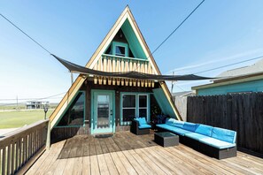 Terrace/patio - The Tiki Hut - Laid-Back A-Frame, Island Vibes (Surfside Beach)