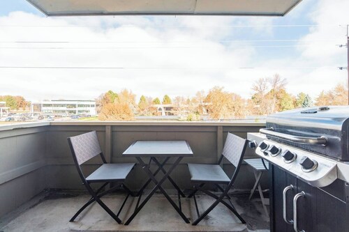 2-bedroom condo in Boulder with easy parking and bus access 1 block away