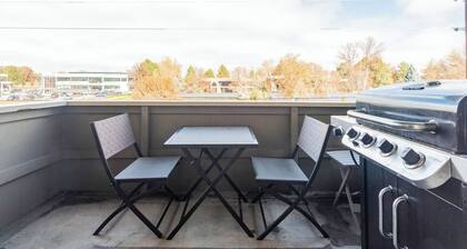2-bedroom condo in Boulder with easy parking and bus access 1 block away