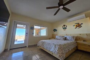 Tabla de planchar con plancha, wifi y ropa de cama