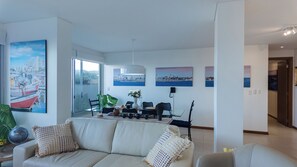 Living area - Península Frente al Mar, Piscina, Gym, 4 TVs, Parking, Patio y Jardín Privados (Punta De Este)