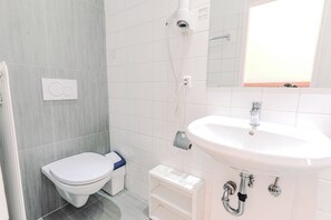Standard Single Room | Bathroom - Atrium Hotel Salzburg (Salzburg)