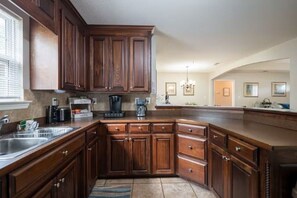 Private kitchen - Cozy Valdosta Home - 4BR Near Moody AFB & VSU (Valdosta)