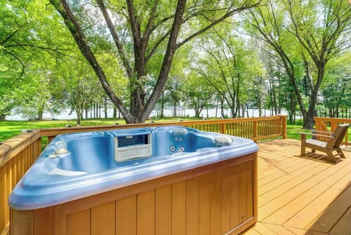 Private Waterfront Retreat w/ dock on 7+ acre