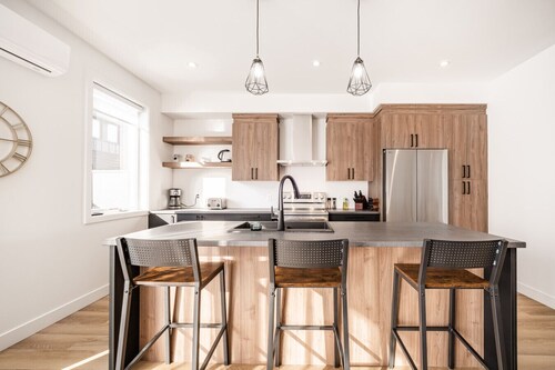 Le Memph Ours: 3 bedrooms pool hot tub lac Memphrémagog