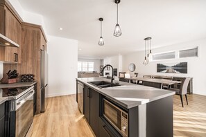 Private kitchen - Le Memph Ours: 3 bedrooms pool hot tub lac Memphrémagog (Magog)