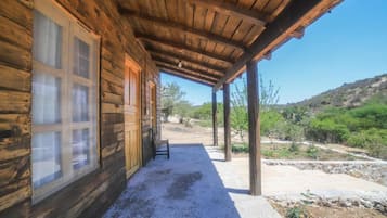 Habitación triple familiar, vista a la montaña | Terraza o patio