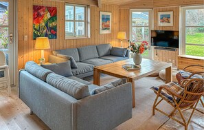 Smart TV, fireplace - Nice home in Hornbæk with WiFi (Hornbæk)