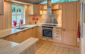 Fridge, microwave, stovetop, dishwasher - Nice home in Hornbæk with WiFi (Hornbæk)