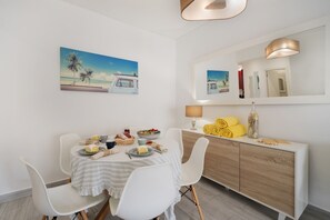 Dining - Boat 4 Apt OCV – Near the Beach (100m) with Pool (Albufeira)