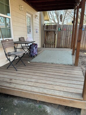 Outdoor dining - Lovely Pet Friendly 1-bedroom bungalow in charming Irving + pullout bed. (Irving)