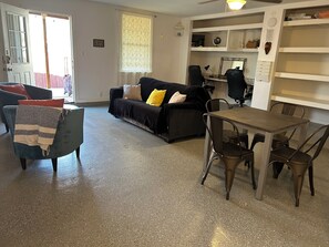 Living area - Lovely Pet Friendly 1-bedroom bungalow in charming Irving + pullout bed. (Irving)