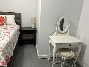 Room - Lovely Pet Friendly 1-bedroom bungalow in charming Irving + pullout bed. (Irving)