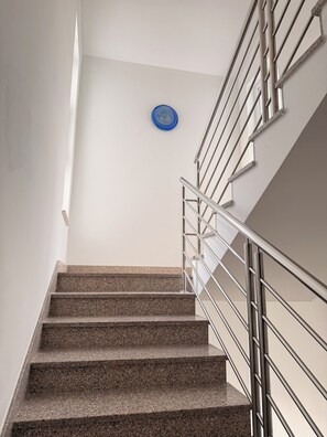 Interior - 5 min walk to beach, relax on balcony loungers in split kastel stafilic (Kaštel Štafilić)