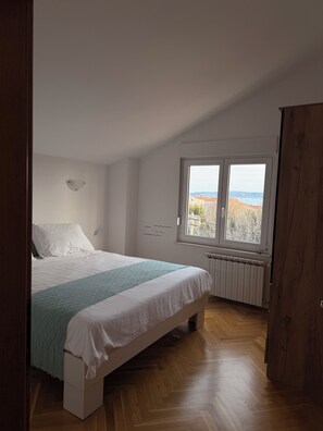 Room - 5 min walk to beach, relax on balcony loungers in split kastel stafilic (Kaštel Štafilić)