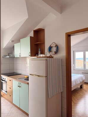 Private kitchen - 5 min walk to beach, relax on balcony loungers in split kastel stafilic (Kaštel Štafilić)