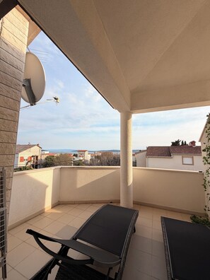 Terrace/patio - 5 min walk to beach, relax on balcony loungers in split kastel stafilic (Kaštel Štafilić)