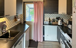 Fridge, stovetop, dishwasher, cookware/dishes/utensils - Pet friendly home in Slagelse with WiFi (Slagelse)