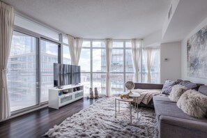 Business Suite, Balcony, City View | Living area