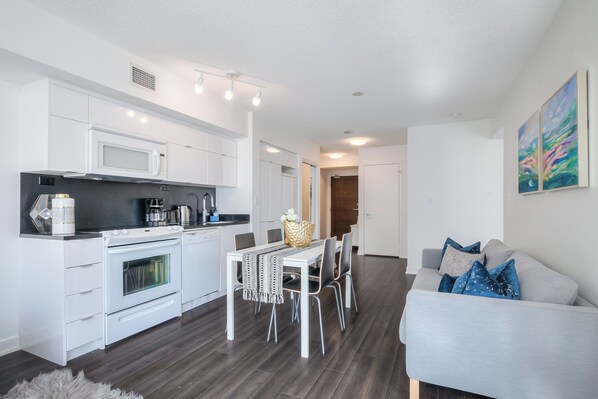 Business Suite, Balcony, City View | Interior