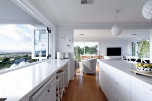 TV - Serene Trevallyn Escape & Views (Trevallyn)