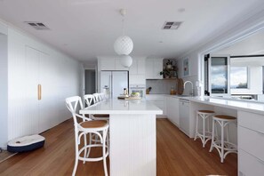 Fridge, microwave, oven, stovetop - Serene Trevallyn Escape & Views (Trevallyn)