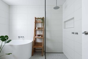 Hair dryer, towels, shampoo - Serene Trevallyn Escape & Views (Trevallyn)