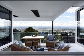 Outdoor dining - Serene Trevallyn Escape & Views (Trevallyn)