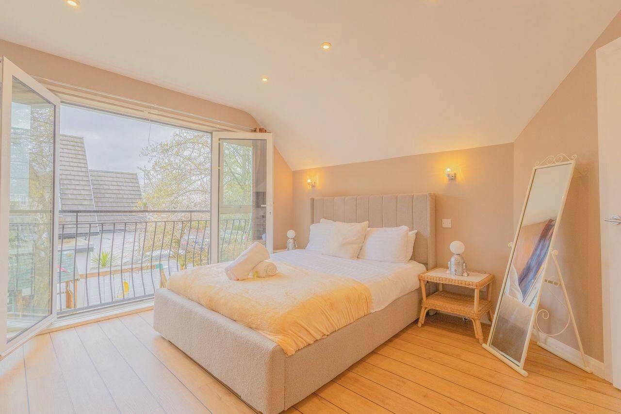 6 bedrooms, desk, iron/ironing board, WiFi