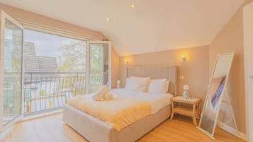 6 bedrooms, desk, iron/ironing board, WiFi