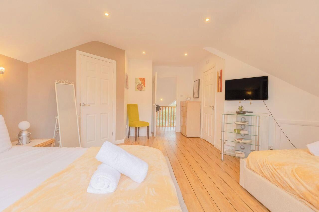 6 bedrooms, desk, iron/ironing board, WiFi