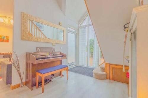 6BR Mansion With Games Room & Hot Tub