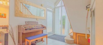 6BR Mansion With Games Room & Hot Tub