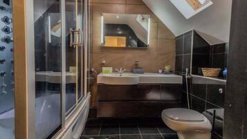 Een douche, een haardroger, handdoeken, shampoo