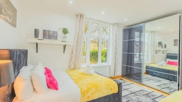 6 bedrooms, desk, iron/ironing board, WiFi