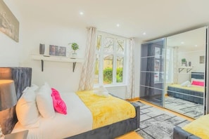 6 bedrooms, desk, iron/ironing board, WiFi