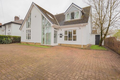 6BR Mansion With Games Room & Hot Tub